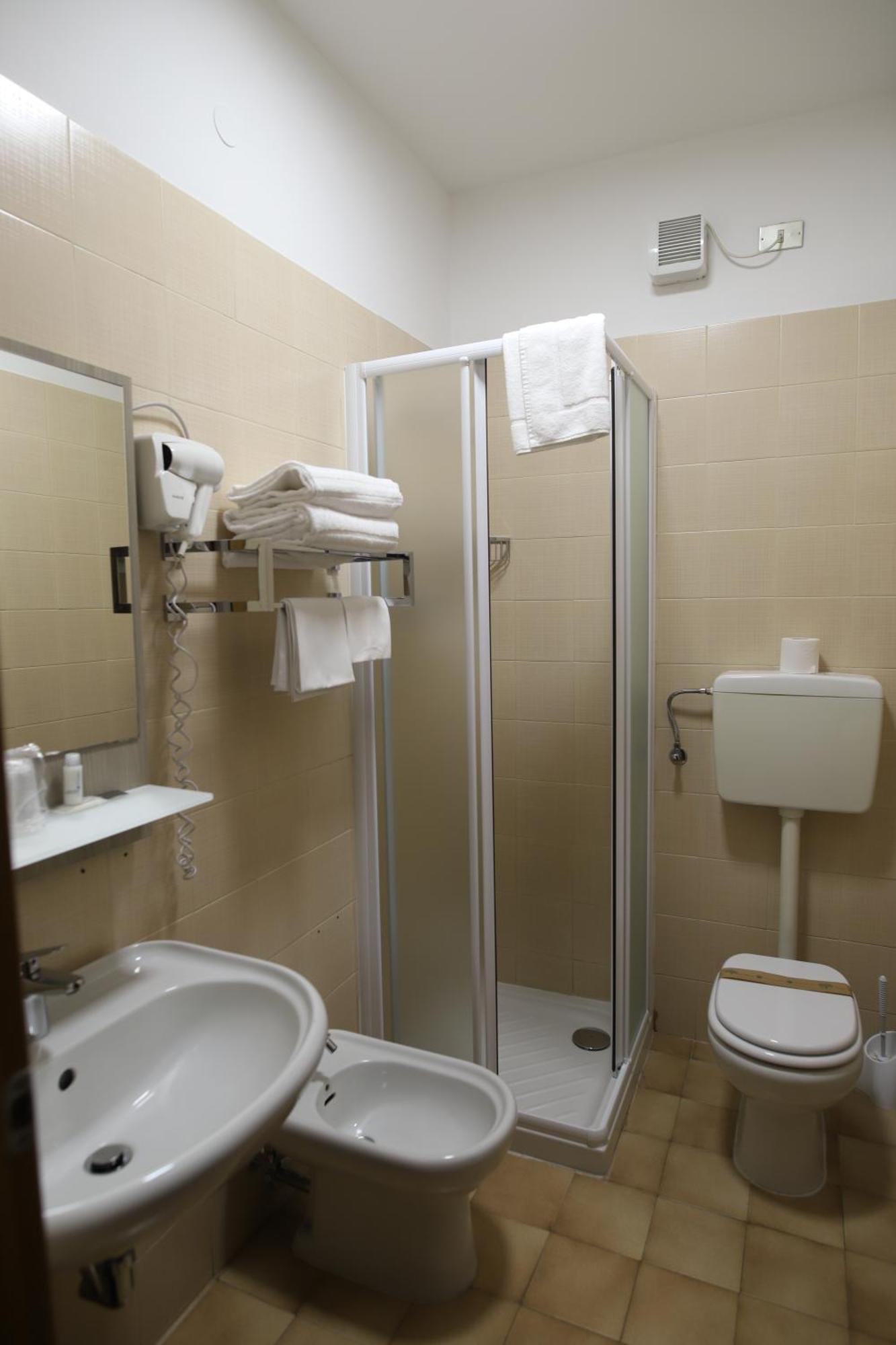 Tiby Hotel Modena Buitenkant foto